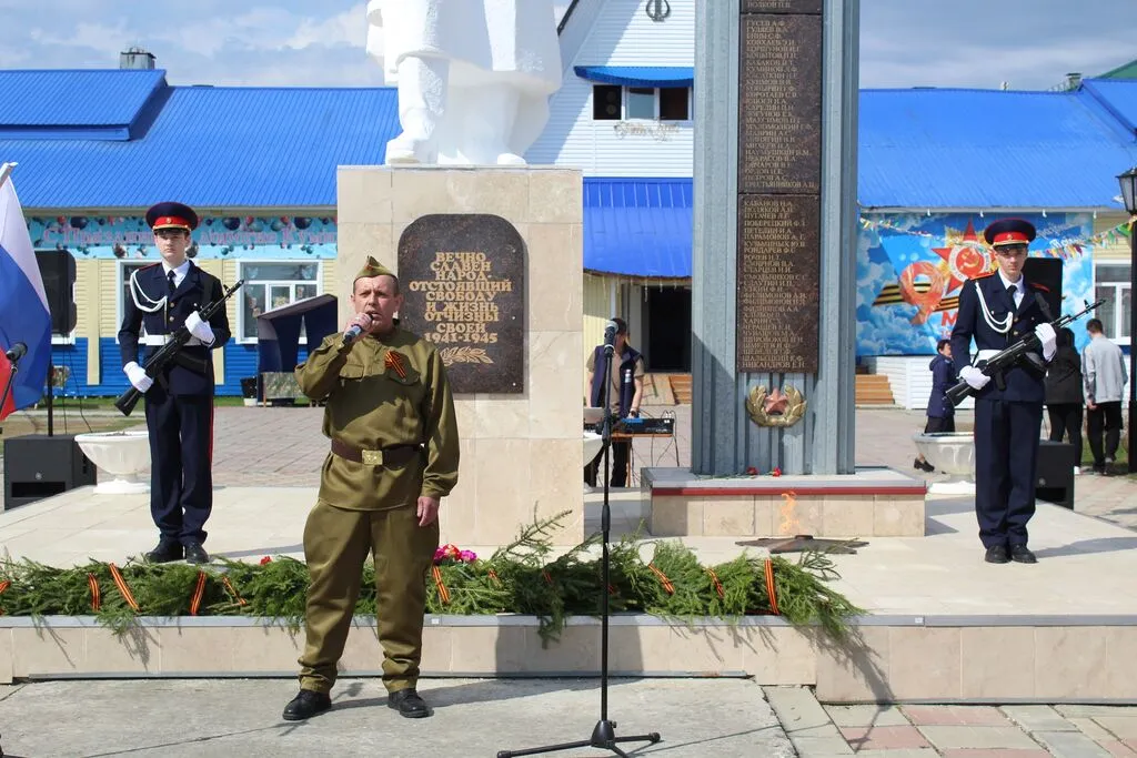 Церемония возложения цветов к памятнику Воинам - землякам ВОВ "Поклонимся великим тем годам"