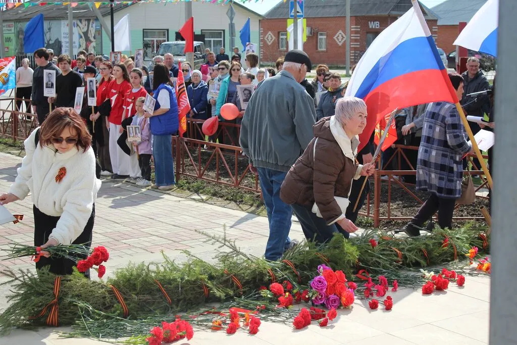 Церемония возложения цветов к памятнику Воинам - землякам ВОВ "Поклонимся великим тем годам"