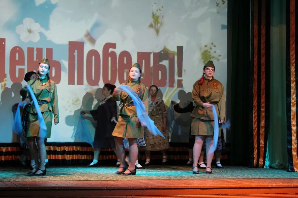 Церемония возложения цветов к памятнику Воинам - землякам ВОВ "Поклонимся великим тем годам"