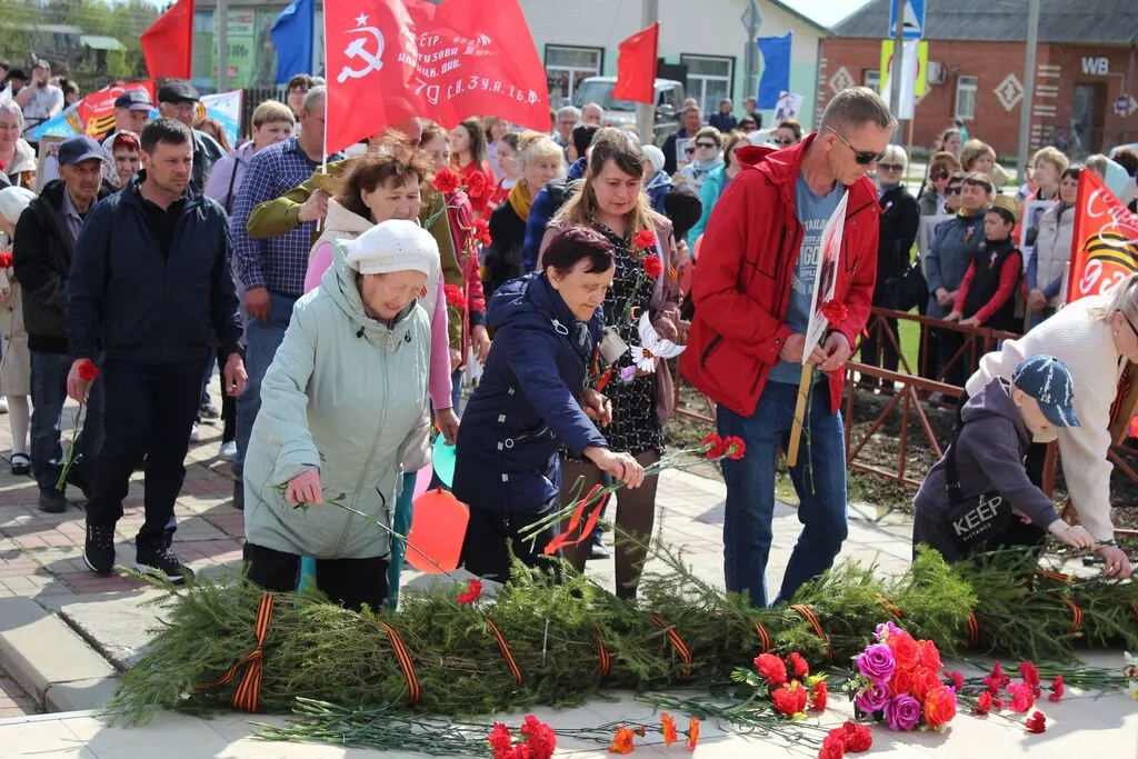 Церемония возложения цветов к памятнику Воинам - землякам ВОВ "Поклонимся великим тем годам"