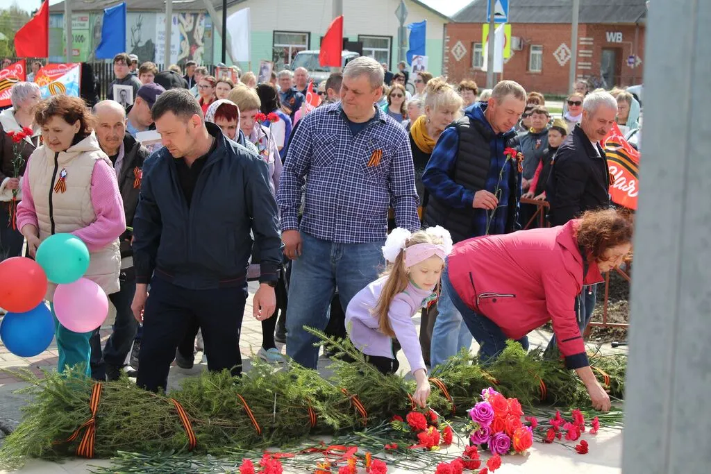 Церемония возложения цветов к памятнику Воинам - землякам ВОВ "Поклонимся великим тем годам"
