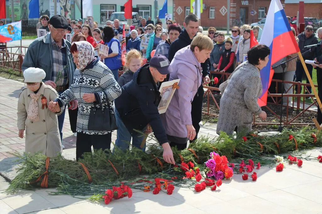 Церемония возложения цветов к памятнику Воинам - землякам ВОВ "Поклонимся великим тем годам"