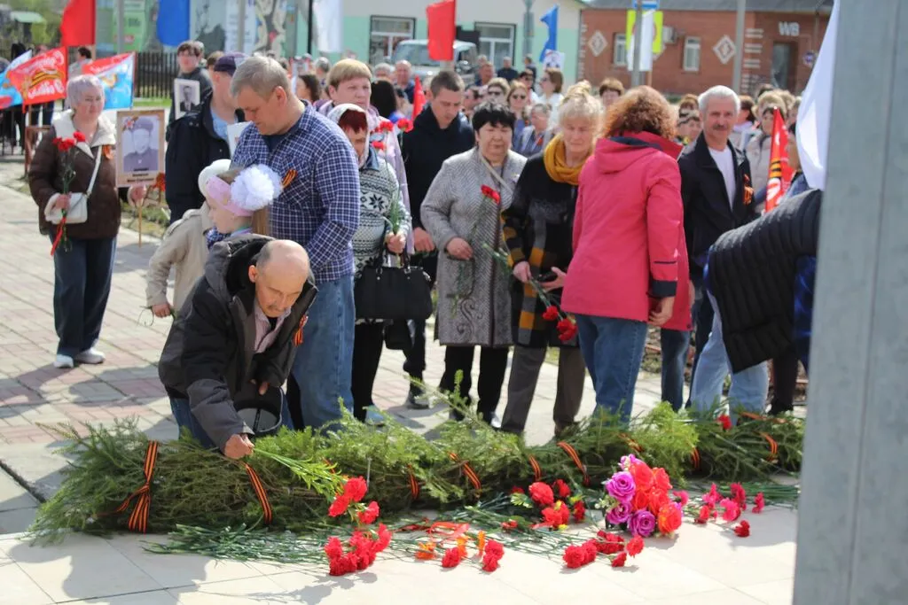 Церемония возложения цветов к памятнику Воинам - землякам ВОВ "Поклонимся великим тем годам"