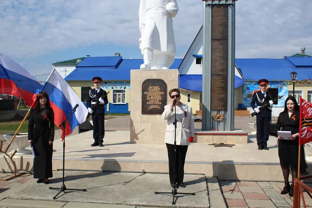 Церемония возложения цветов к памятнику Воинам - землякам ВОВ "Поклонимся великим тем годам"