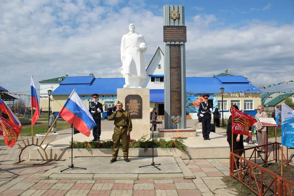 Церемония возложения цветов к памятнику Воинам - землякам ВОВ "Поклонимся великим тем годам"