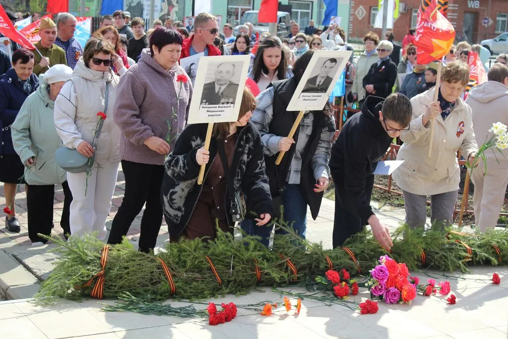 Церемония возложения цветов к памятнику Воинам - землякам ВОВ "Поклонимся великим тем годам"