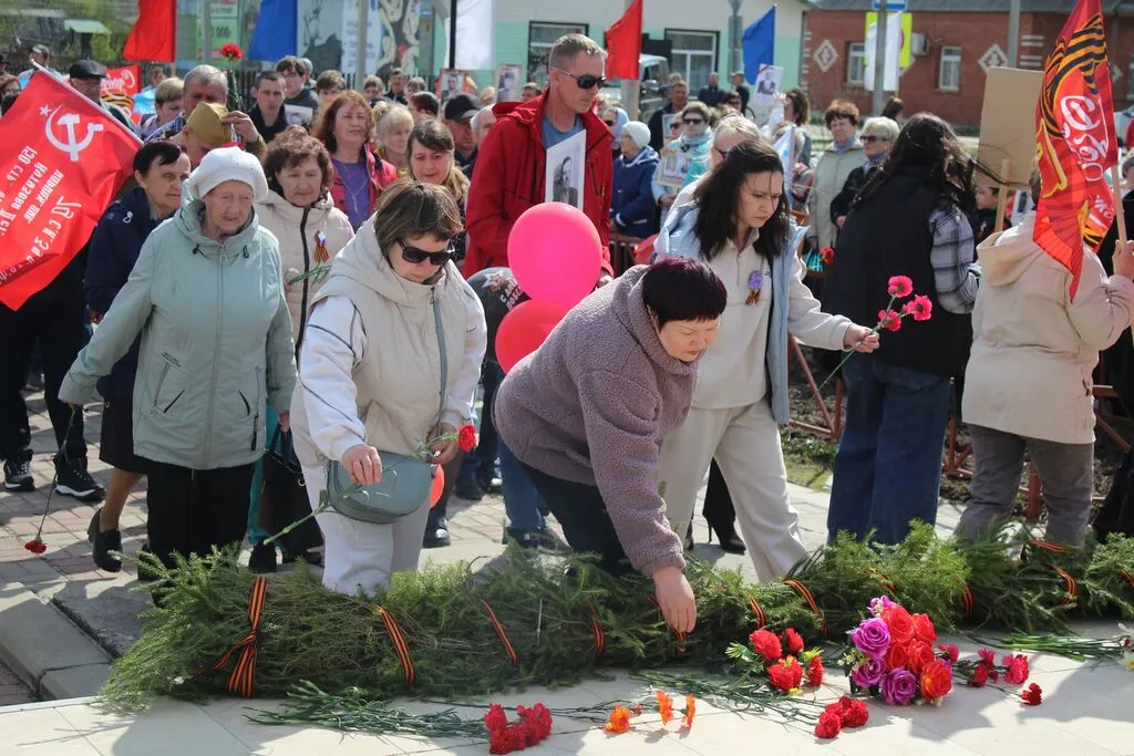 Церемония возложения цветов к памятнику Воинам - землякам ВОВ "Поклонимся великим тем годам"