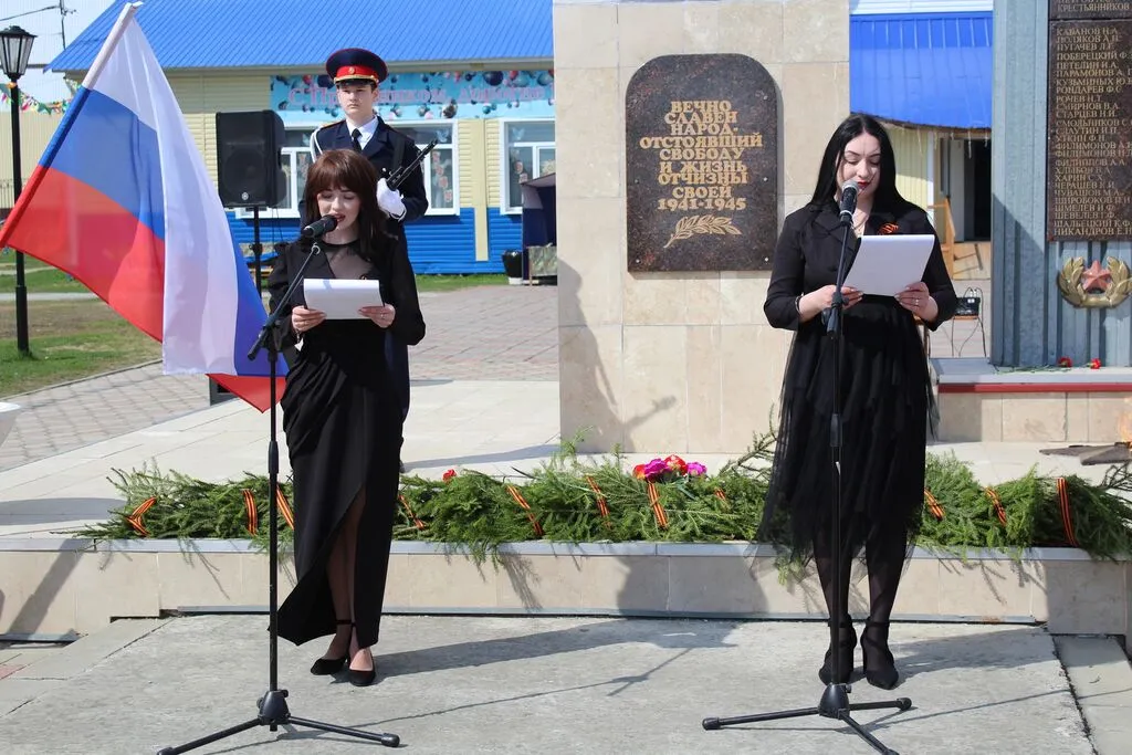 Церемония возложения цветов к памятнику Воинам - землякам ВОВ "Поклонимся великим тем годам"